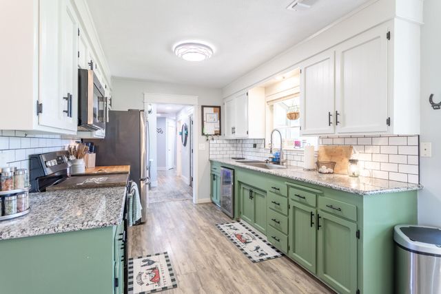 8567 Winona Way, Redding, CA 96002