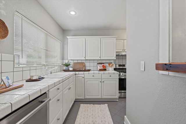 1041 Santa Barbara Ct, Sacramento, CA 95816