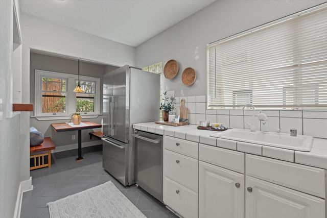 1041 Santa Barbara Ct, Sacramento, CA 95816