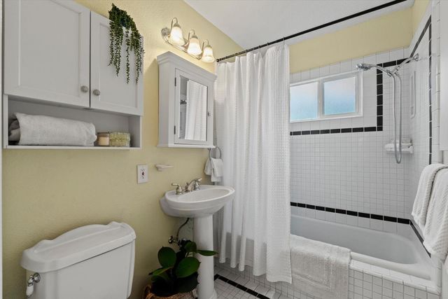 1041 Santa Barbara Ct, Sacramento, CA 95816