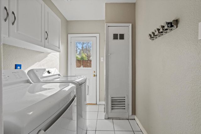 1041 Santa Barbara Ct, Sacramento, CA 95816