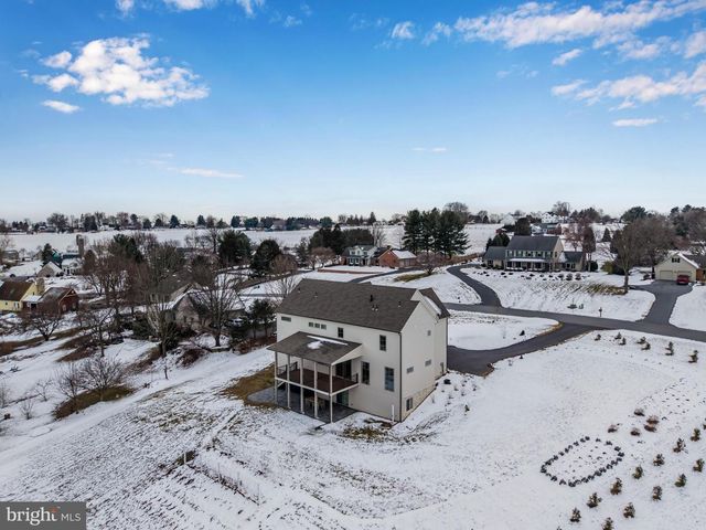 1 STRAWBERRY LN, Lititz, PA 17543