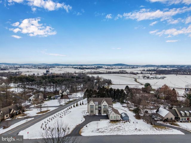 1 STRAWBERRY LN, Lititz, PA 17543