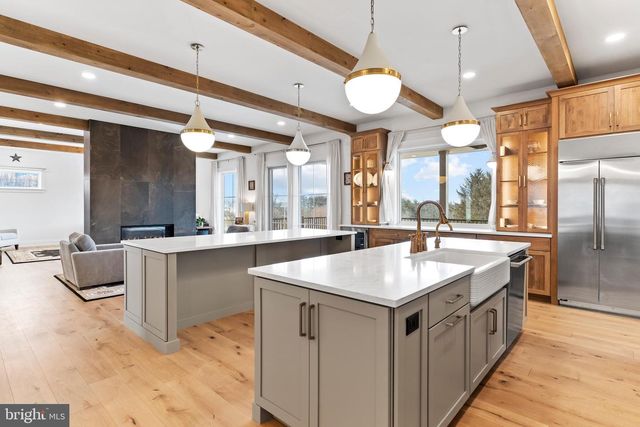 1 STRAWBERRY LN, Lititz, PA 17543