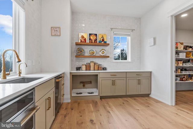 1 STRAWBERRY LN, Lititz, PA 17543