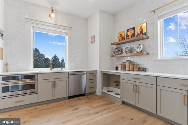 1 STRAWBERRY LN, Lititz, PA 17543