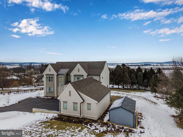 1 STRAWBERRY LN, Lititz, PA 17543