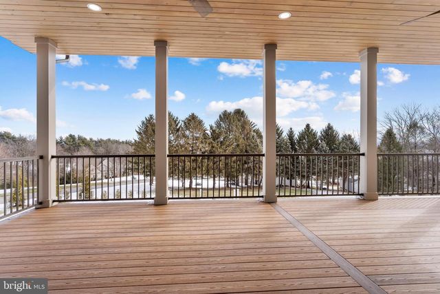 1 STRAWBERRY LN, Lititz, PA 17543