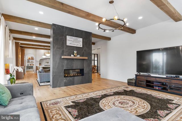 1 STRAWBERRY LN, Lititz, PA 17543