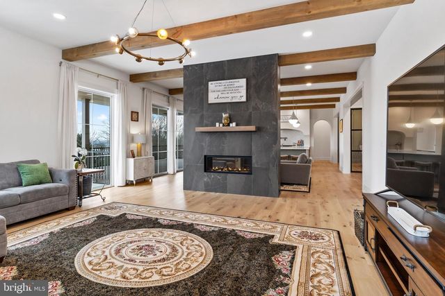 1 STRAWBERRY LN, Lititz, PA 17543