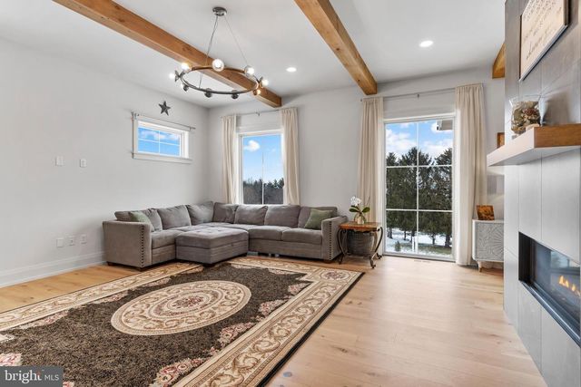 1 STRAWBERRY LN, Lititz, PA 17543