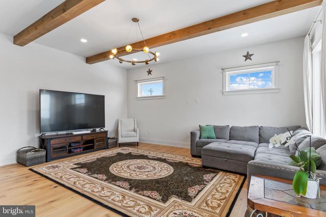 1 STRAWBERRY LN, Lititz, PA 17543