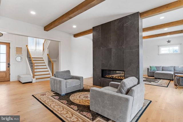 1 STRAWBERRY LN, Lititz, PA 17543