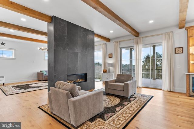 1 STRAWBERRY LN, Lititz, PA 17543