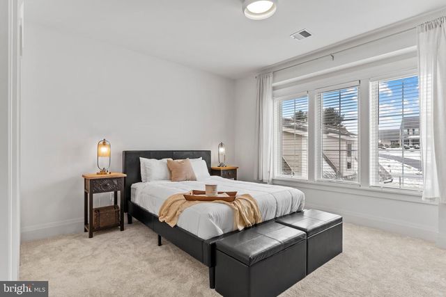 1 STRAWBERRY LN, Lititz, PA 17543