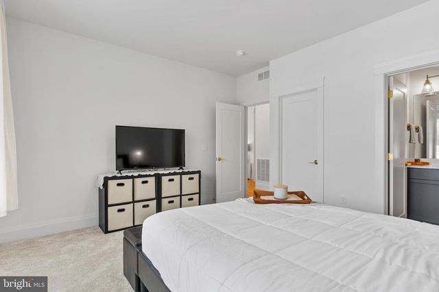 1 STRAWBERRY LN, Lititz, PA 17543