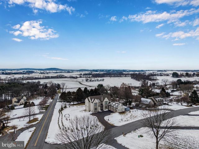 1 STRAWBERRY LN, Lititz, PA 17543