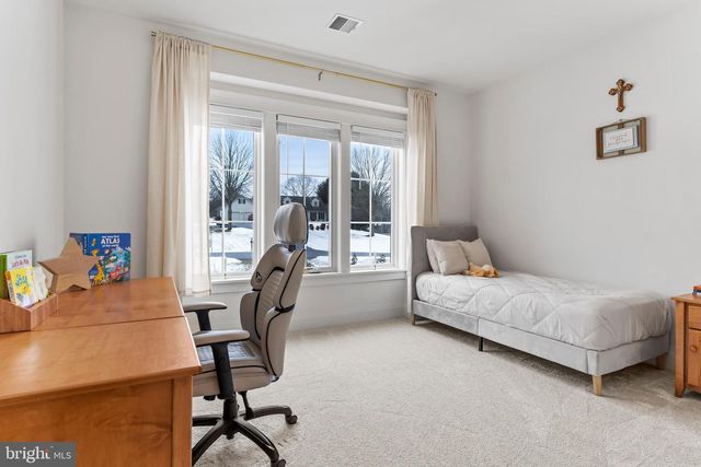 1 STRAWBERRY LN, Lititz, PA 17543