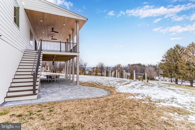 1 STRAWBERRY LN, Lititz, PA 17543