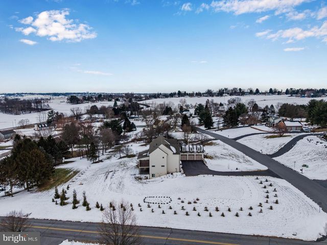 1 STRAWBERRY LN, Lititz, PA 17543