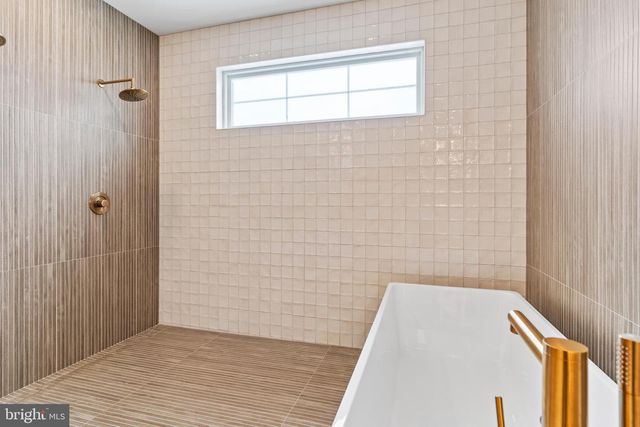 1 STRAWBERRY LN, Lititz, PA 17543