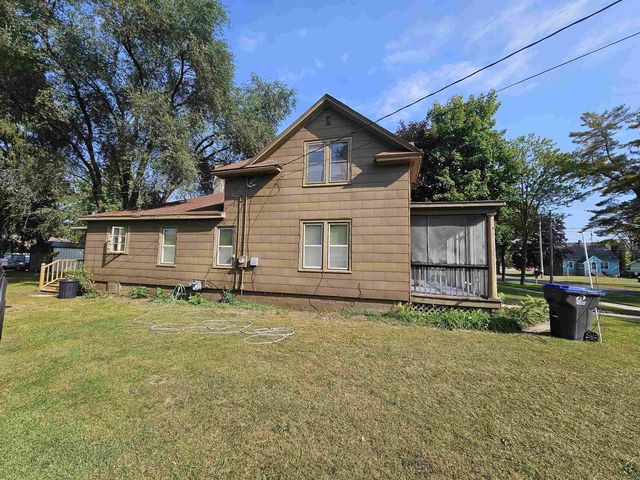 208 S WALKER STREET, Wautoma, WI 54982