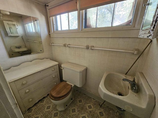 208 S WALKER STREET, Wautoma, WI 54982