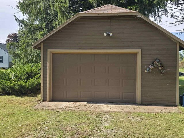 208 S WALKER STREET, Wautoma, WI 54982