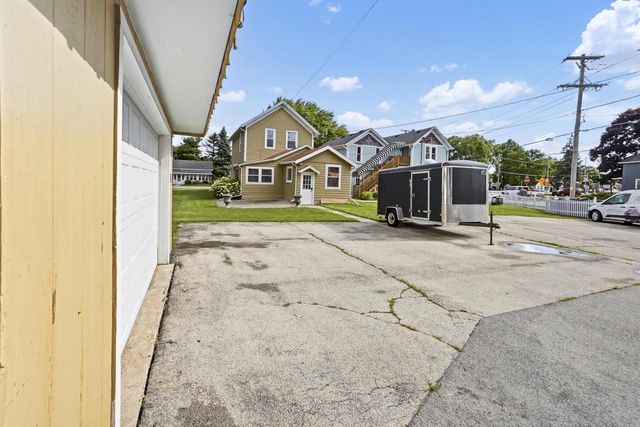 338 Oakton AVENUE, Pewaukee, WI 53072