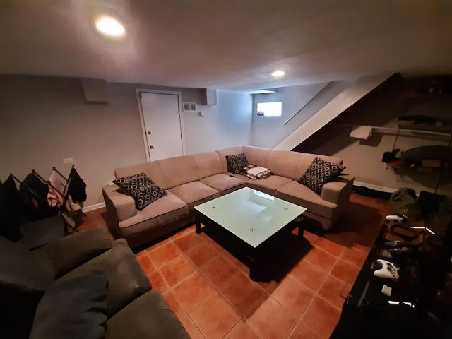 1736 W Beach Avenue, Chicago, IL 60622