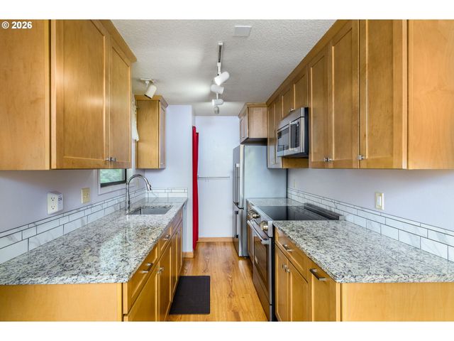 7925 Sw FANNO CREEK Dr 6, Tigard, OR 97224
