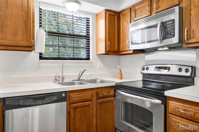 2201 Sequoia Park Court E, Maryland Heights, MO 63043