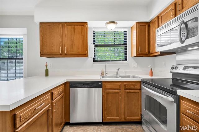 2201 Sequoia Park Court E, Maryland Heights, MO 63043