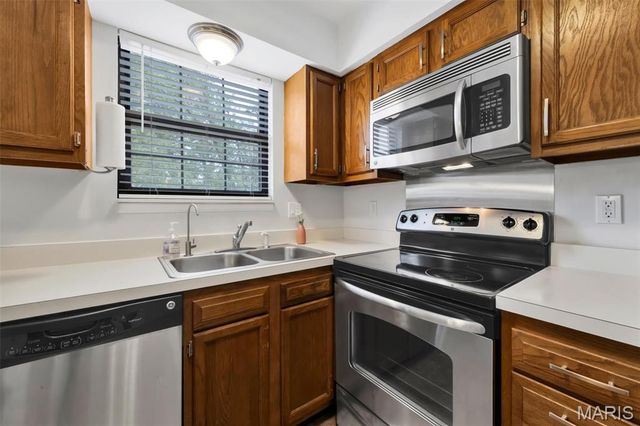 2201 Sequoia Park Court E, Maryland Heights, MO 63043