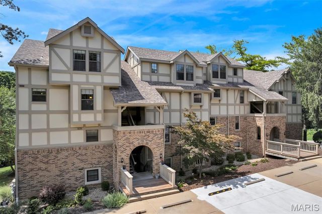 2201 Sequoia Park Court E, Maryland Heights, MO 63043