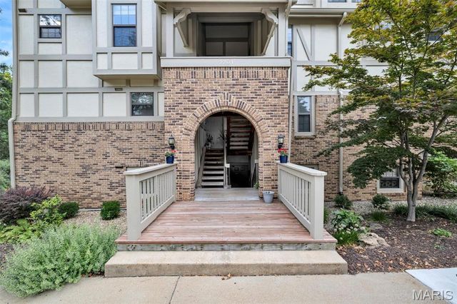 2201 Sequoia Park Court E, Maryland Heights, MO 63043