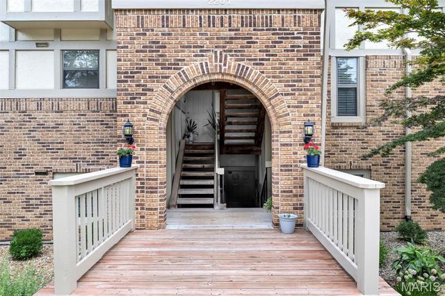 2201 Sequoia Park Court E, Maryland Heights, MO 63043