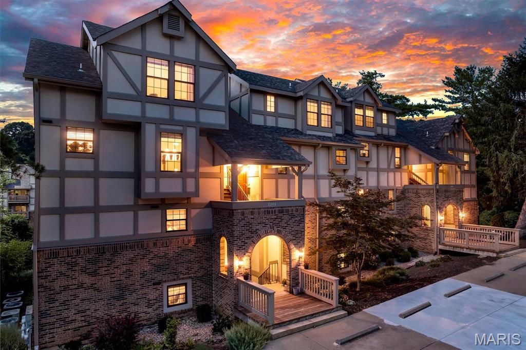 2201 Sequoia Park Court E, Maryland Heights, MO 63043