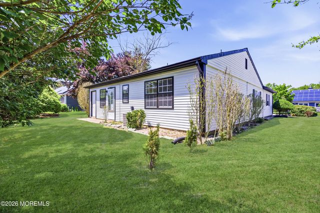 2 Leighton Lane, Manchester, NJ 08759