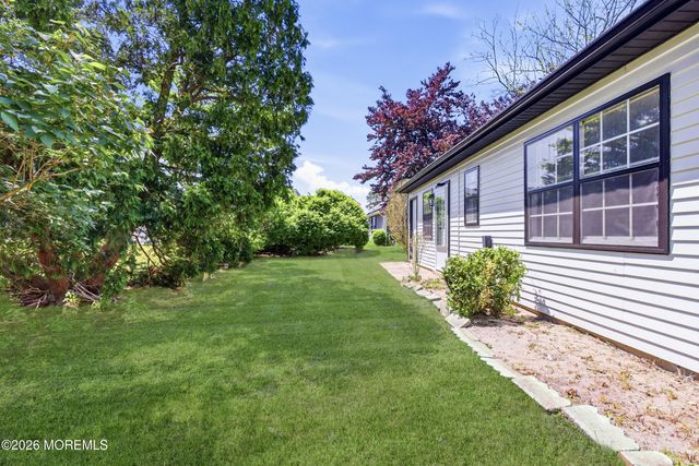 2 Leighton Lane, Manchester, NJ 08759