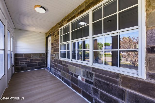2 Leighton Lane, Manchester, NJ 08759