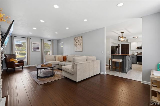 4325 Lazybrook Circle, Clay, NY 13088