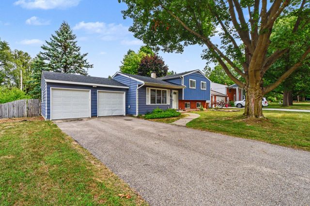 8364 Atlanta Drive NE, Rockford, MI 49341
