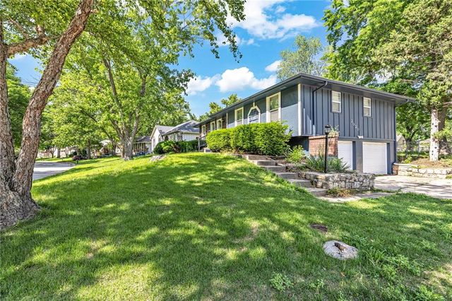 2020 SW Morningside Drive, Blue Springs, MO 64015