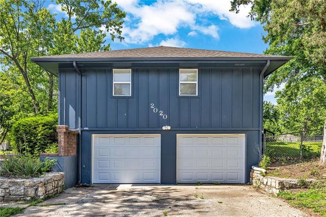 2020 SW Morningside Drive, Blue Springs, MO 64015
