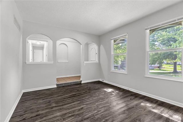 2020 SW Morningside Drive, Blue Springs, MO 64015