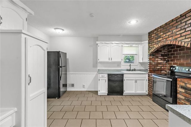 2020 SW Morningside Drive, Blue Springs, MO 64015