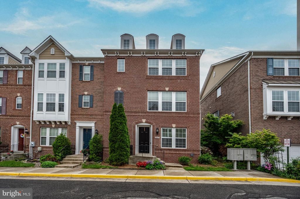 2037 BLUNT LN, Alexandria, VA 22303