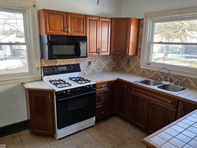 20511 Beatrice Street, Livonia, MI 48152