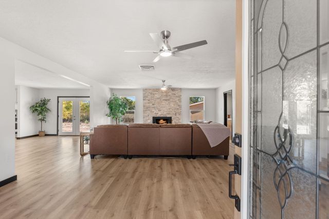 5809 Warren Lane Lane SW, Albuquerque, NM 87105